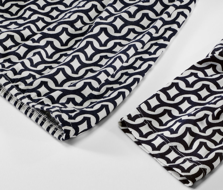 Detailansicht eines marineblauen, bedruckten Blusenshirts.