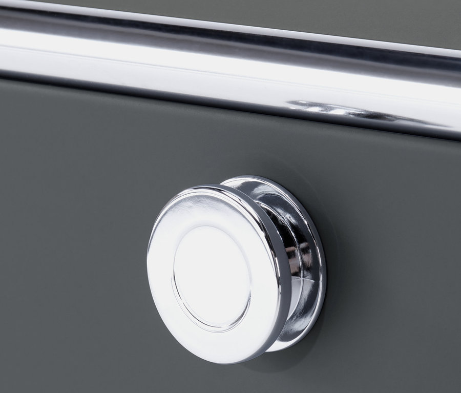 Detailansicht eines grauen »CN3« Sideboards mit verchromtem Griff und rundem Knauf.