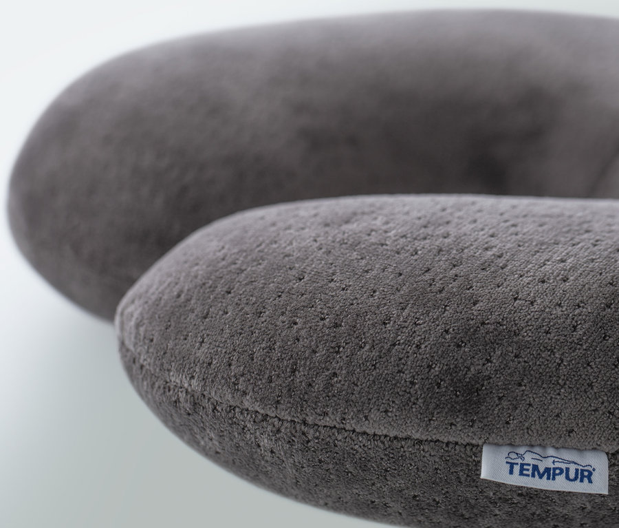 Detailansicht eines grauen TEMPUR® Transitkissens.
