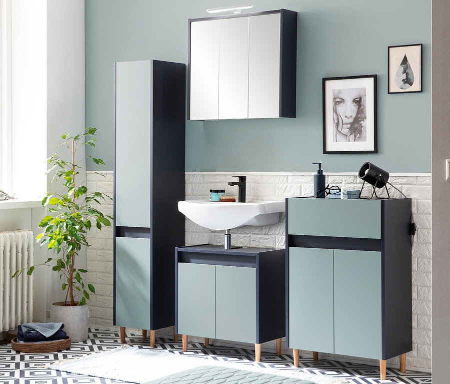 Badezimmer mit Lovis Waschbeckenunterschrank, Spiegelschrank, Hochschrank und Kommode in Nachtblau/Taubenblau.