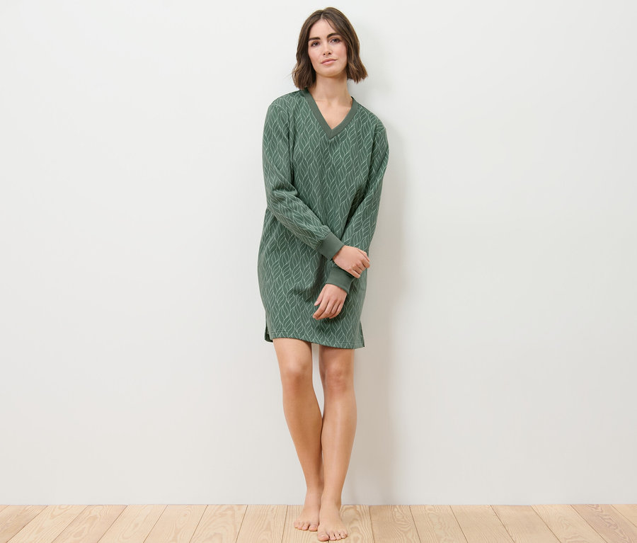 Frau steht und trägt ein Loungewear-Kleid.