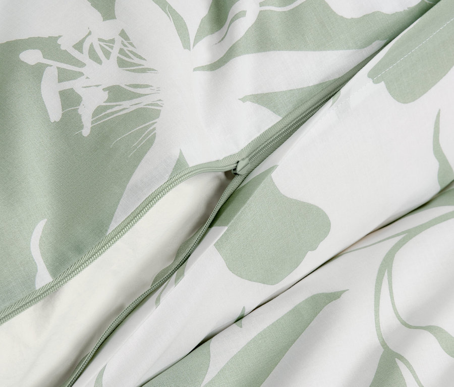 Detailansicht von floraler Renforcé-Bettwäsche mit Reißverschluss.