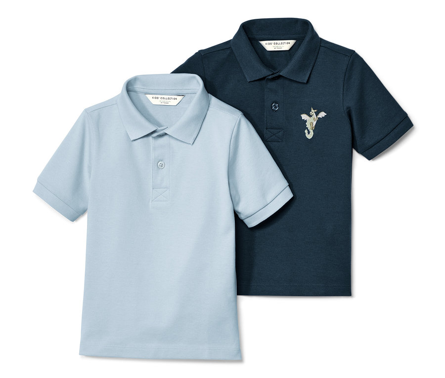 Zwei Kinder-Poloshirts aus Baumwoll-Piqué, eines hellblau und eines dunkelblau mit Stickerei.