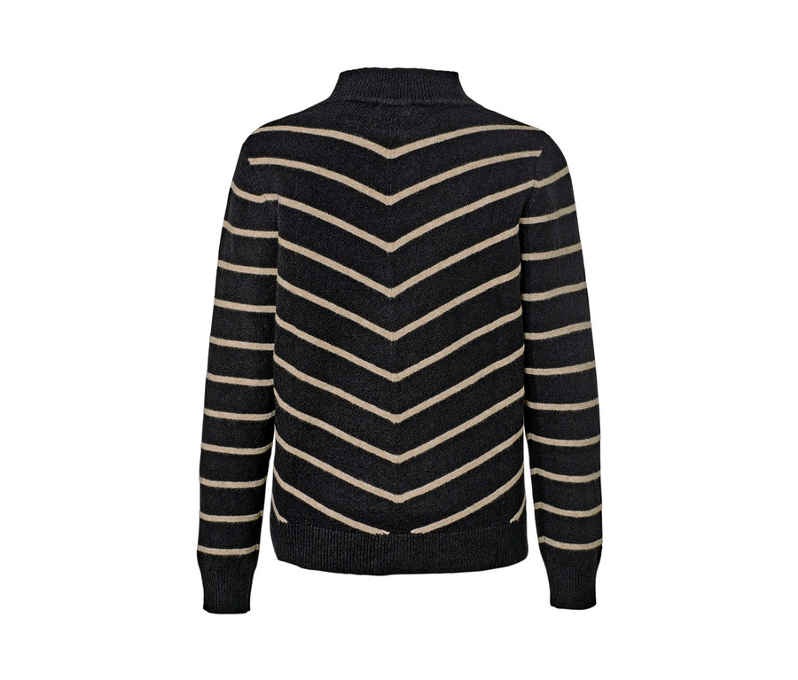 Detailansicht der Rückseite eines gestreiften schwarzen Strickpullovers mit Stehkragen.