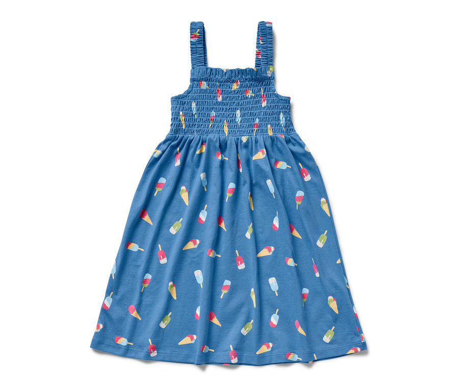 Blaues Trägerkleid mit Eis-Motiv.