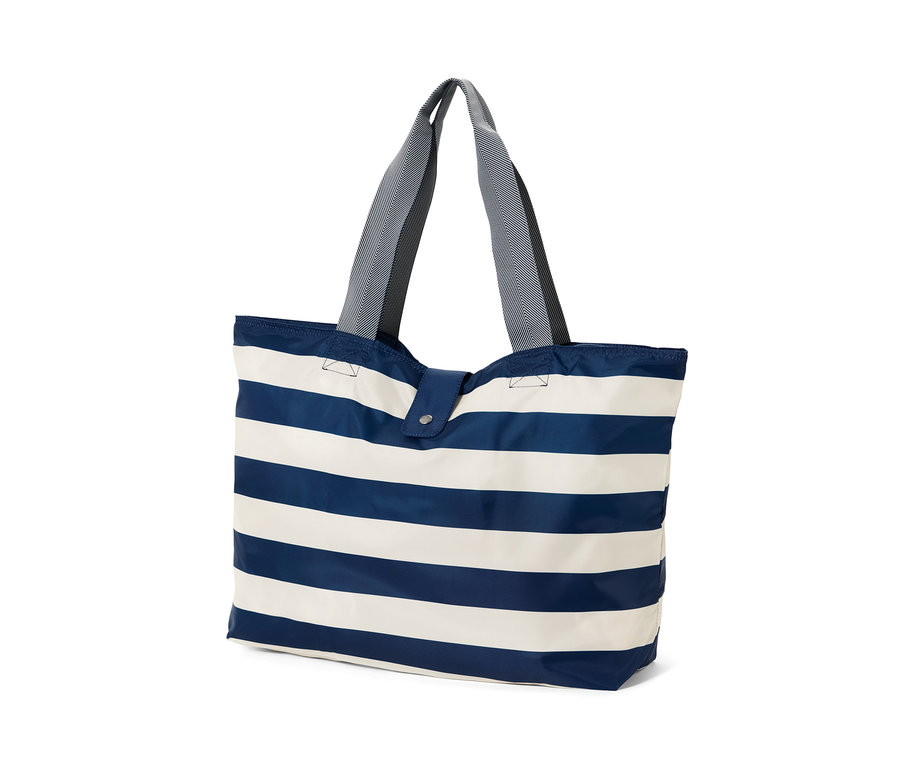 Gestreifte, faltbare Strandtasche in Blau und Weiss.