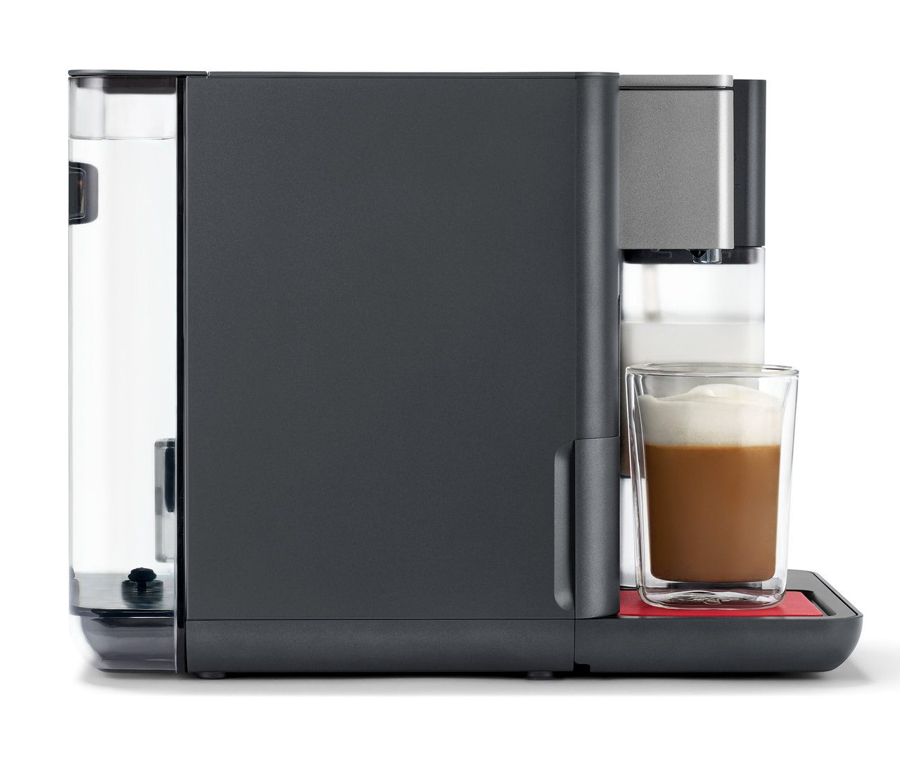 Qbo MILK MASTER Lipstick Red Kaffeemaschine mit Kaffee im Glas.