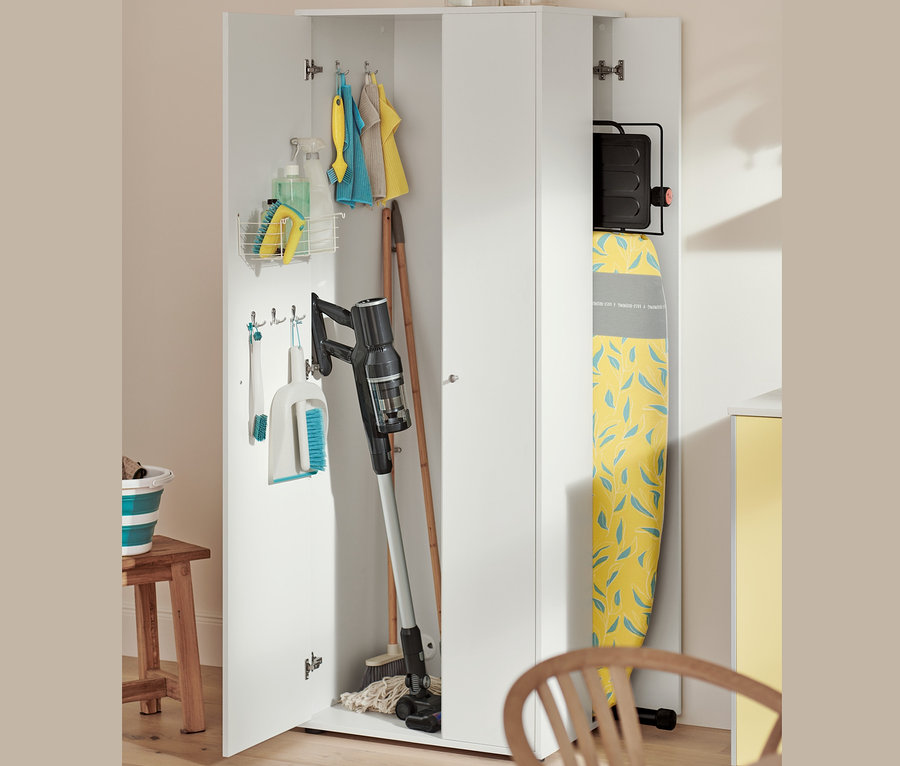 Offener Universalschrank mit Akkusauger, Handkehrer und Schaufel, 2-in-1-Fliesen-Bodenbürste, Fugenbürste, Reinigungstüchern und Bügelbrettbezug.