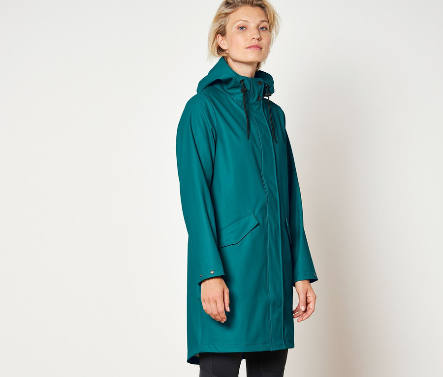 Frau trägt einen Regenmantel.