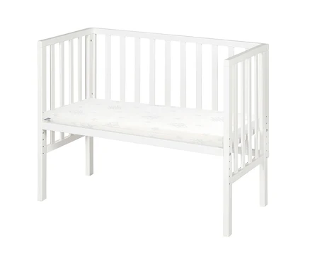 Weißes roba 2-in-1-Beistellbett »safe asleep®« mit weißer Matratze.