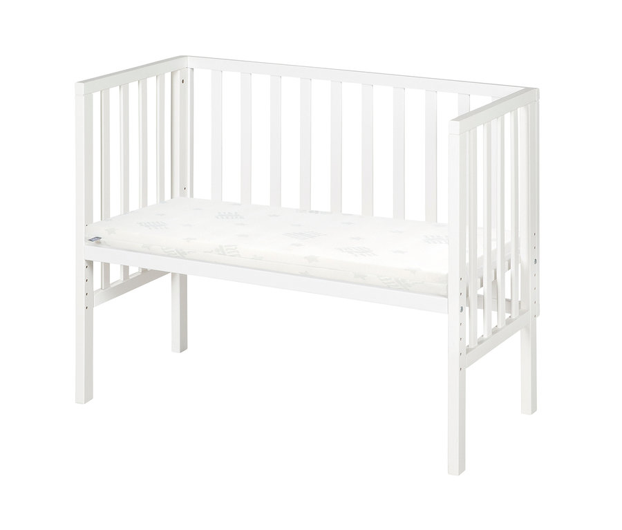Weißes roba 2-in-1-Beistellbett »safe asleep®« mit weißer Matratze.