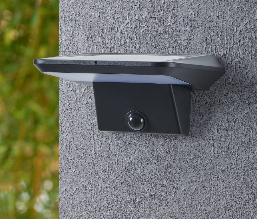 Eglo Solar-Wandleuchte »Porrassa« an grauer Wand.
