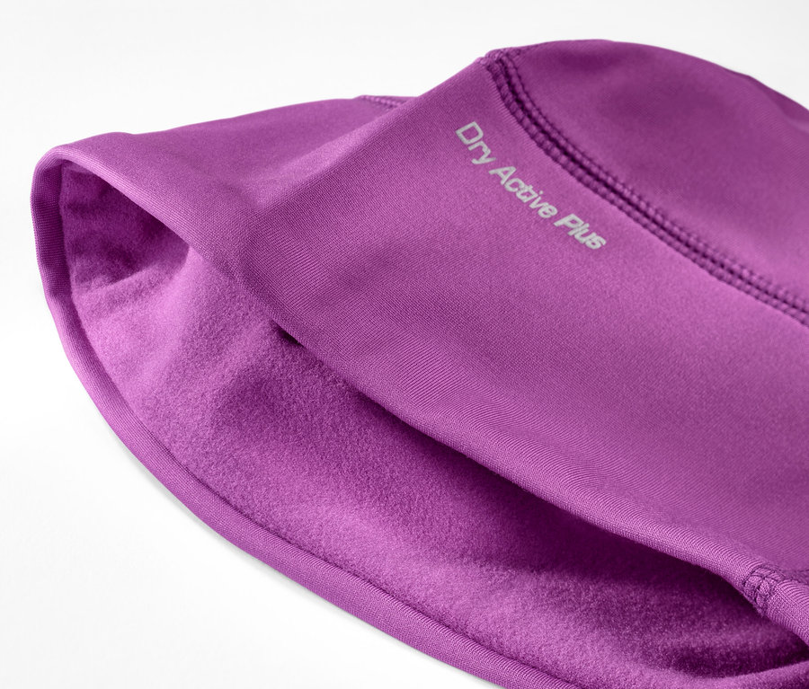 Nahaufnahme einer violetten Thermo-Funktionsmütze, Beere.