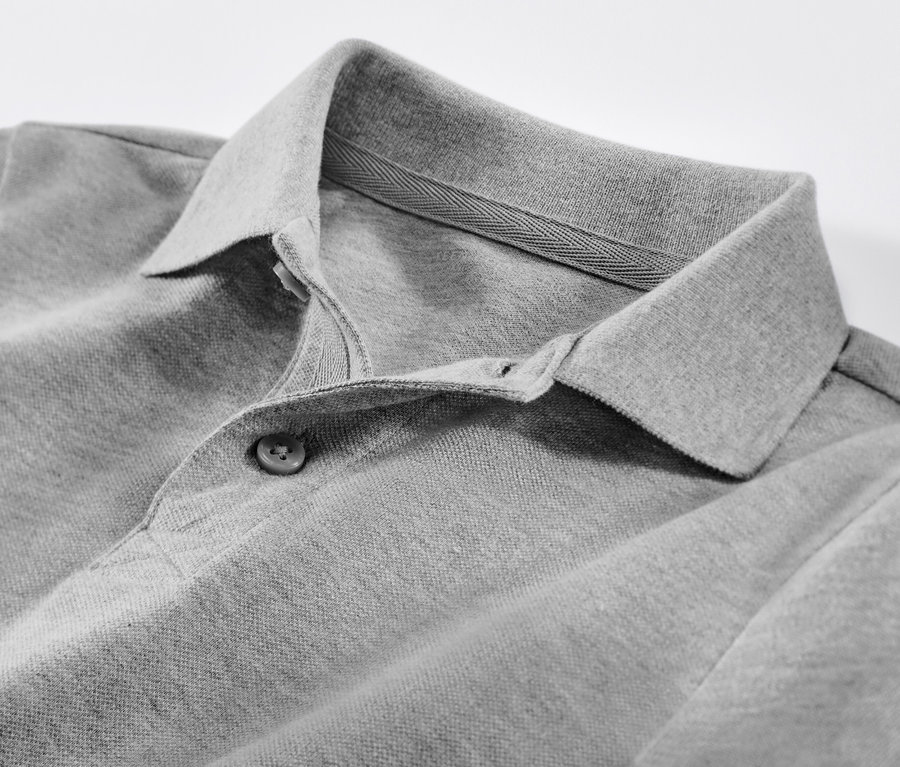 Detailansicht eines grauen Kinder-Poloshirts aus Baumwoll-Piqué.