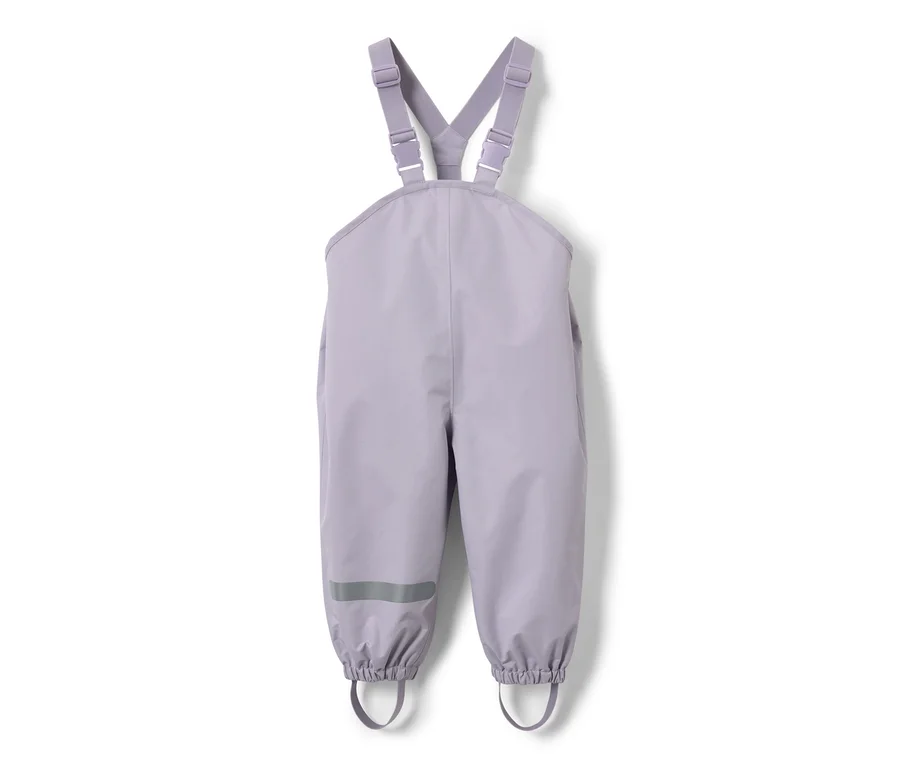 Helllila Kinder-Regenhose mit Latz und Reflexstreifen am Hosenbein.