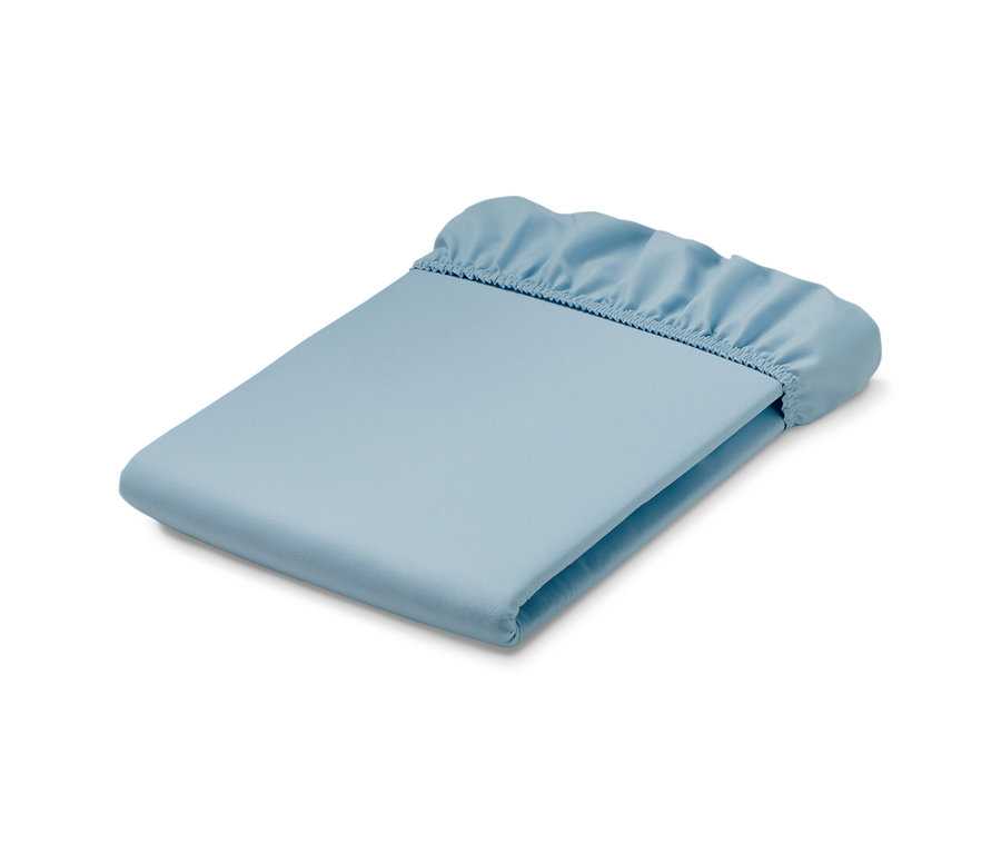 Ein hellblaues Microfaser-Spannbettlaken gefaltet auf einem weißen Hintergrund.