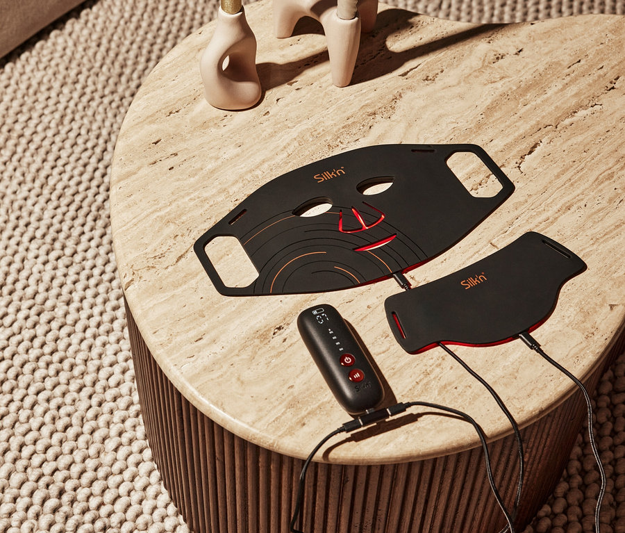 Auf einem Tisch liegt ein Silk'n Dual-LED-Set Gesichts- und Halsmaske.