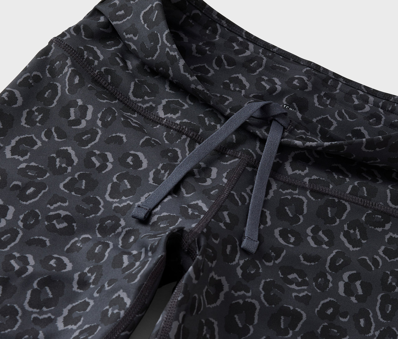 Detailaufnahme von Damen Leggings mit Kordelzug im Bund und Animal-Print.