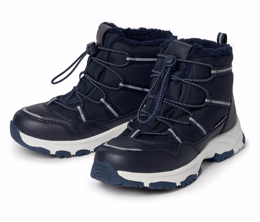 Zwei marineblaue Stiefel auf einem weißen Hintergrund.