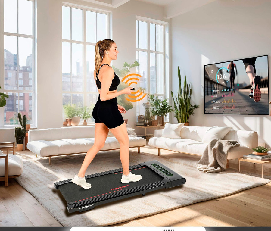 Frau benutzt Walking-Pad »4.1« im Wohnzimmer.