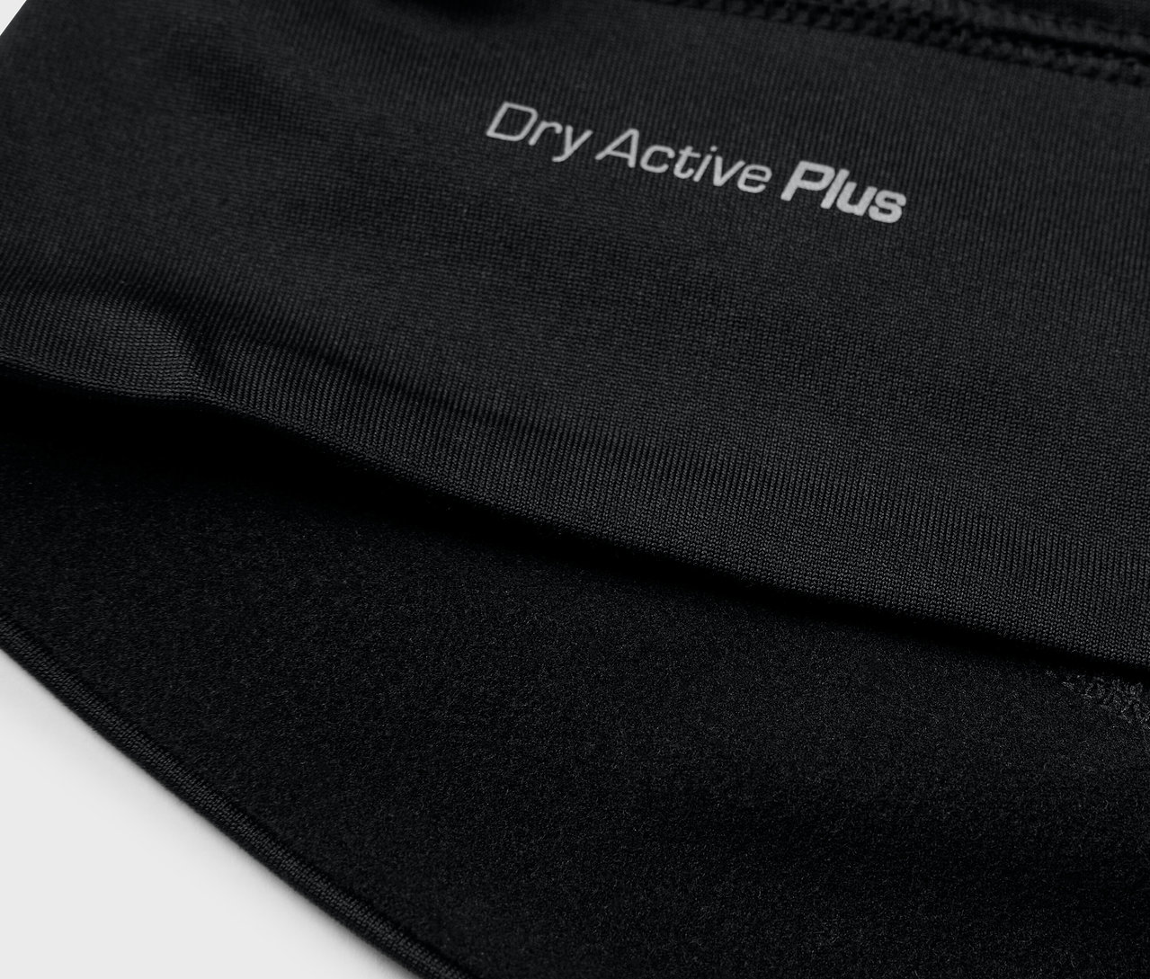 Detailaufnahme einer schwarzen Thermo-Funktionsmütze.