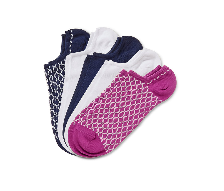 Fünf Paar Sneakersocken in verschiedenen Farben und Mustern.