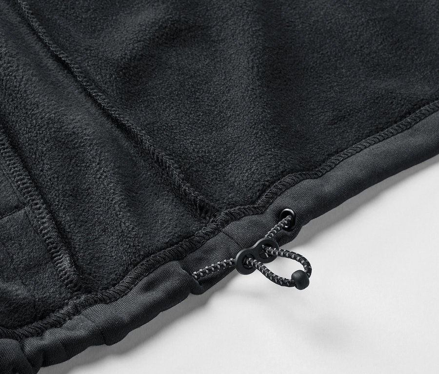 Detailansicht eines schwarzen Fleecepullovers mit Kordelzug.