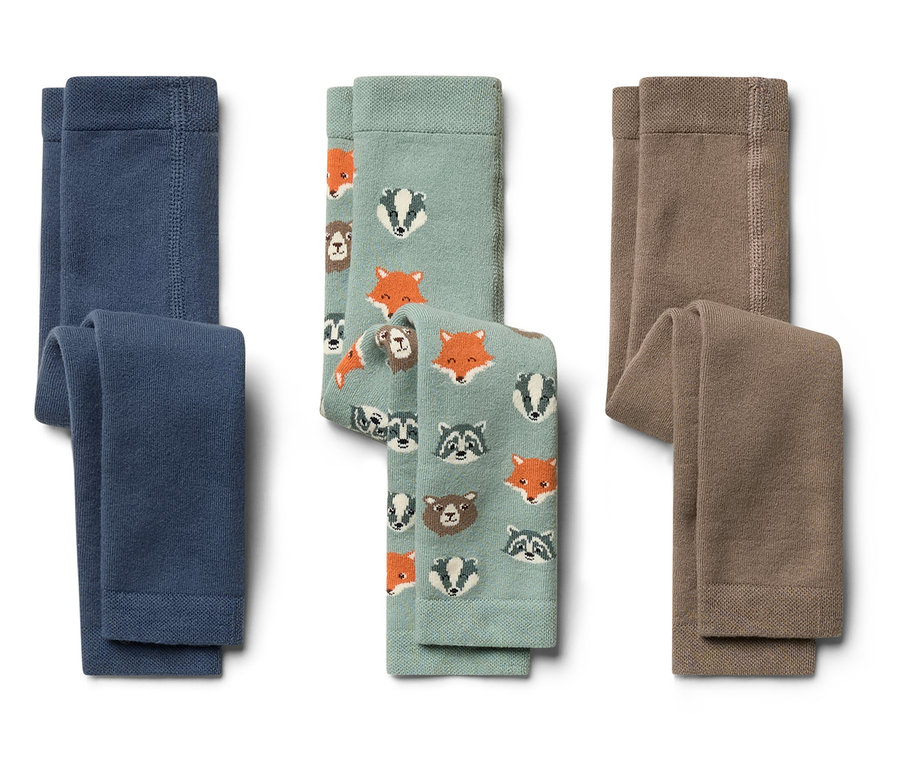 Drei Kinder-Thermoleggings, eine marineblaue, eine hellgrüne mit Waldtieren und eine braune.