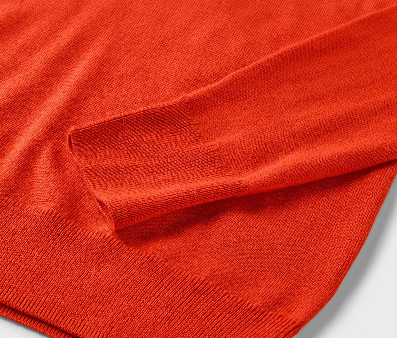 Detailansicht des orangefarbenen Feinstrickpullovers Mernio.