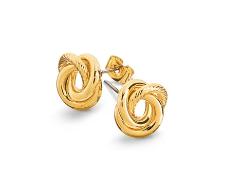 Detailaufnahme von zwei goldenen Ohrringen in Knotenform auf weißem Hintergrund.