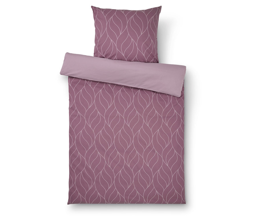 Lila Bettwäsche mit Blattmuster und helllila Bordüre und Kissen.