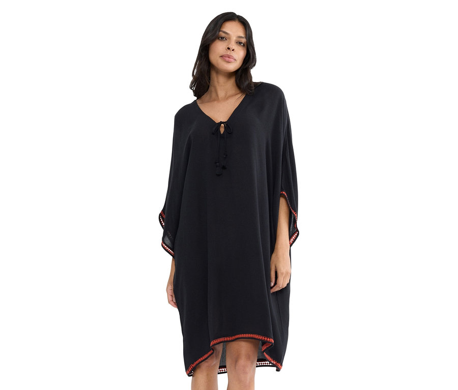 Frau trägt ein schwarzes Kaftan-Kleid mit roter Bordüre.