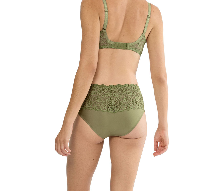 Frau von hinten, die einen grünen BH und passende Unterhose mit Spitze trägt.
