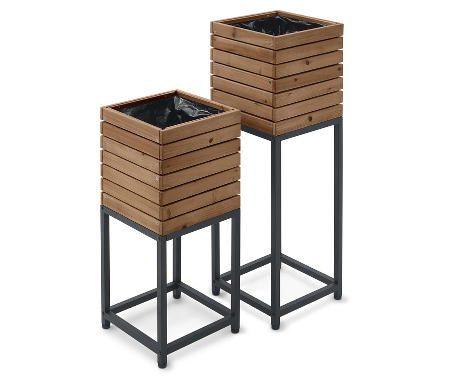 Zwei quadratische Pflanzgefäße aus Holz auf Metallständern, das größere Pflanzgefäß steht hinten rechts.