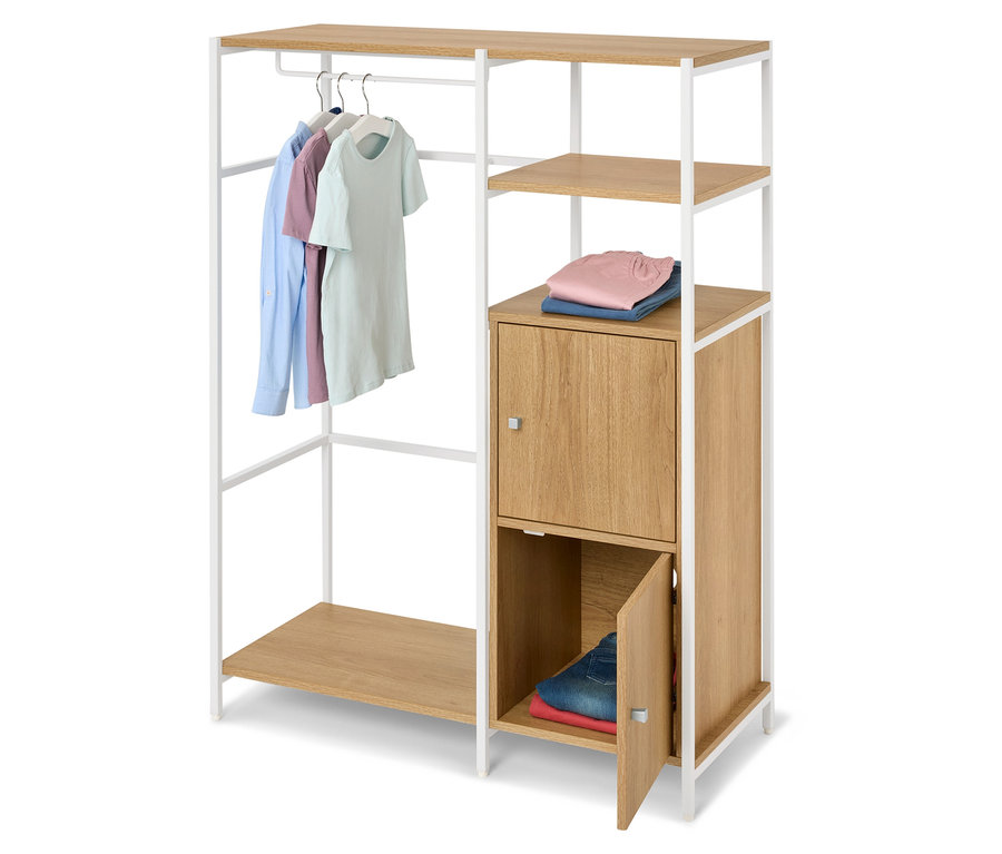 Kleiderständer mit weißem Rahmen, einer Ablage mit gefalteter Kleidung und einer Schranktür, die teilweise geöffnet ist und Kleidung zeigt.