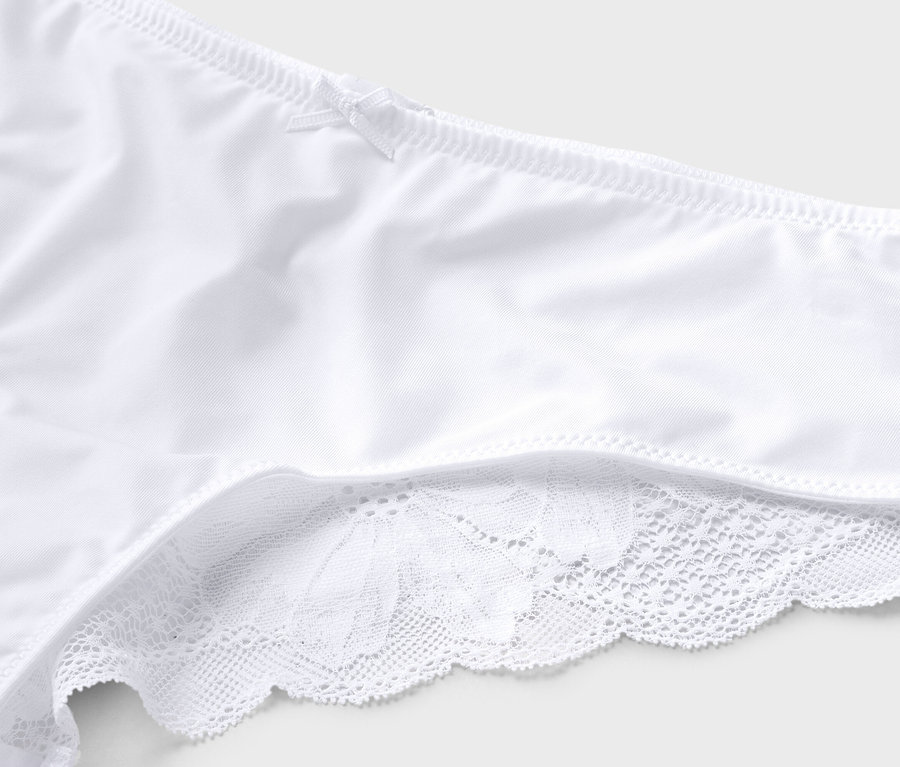 Detailaufnahme von weißer Unterwäsche mit Schleife und Spitzenbesatz.