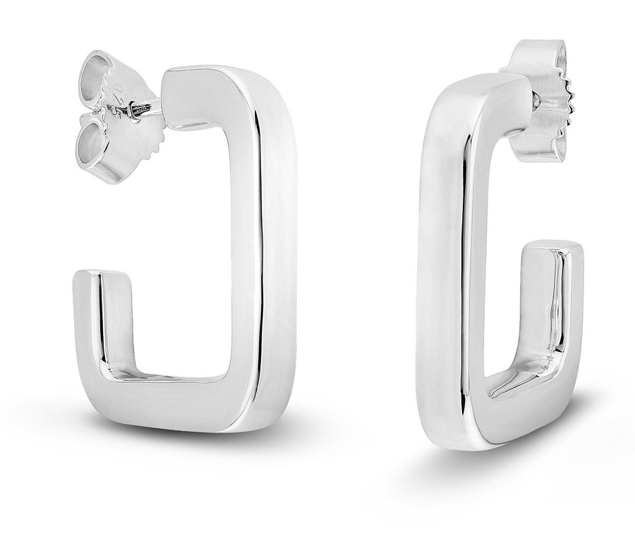 Nahaufnahme von zwei silberfarbenen, quadratischen Creolen mit Stiftverschluss vor einem weißen Hintergrund.