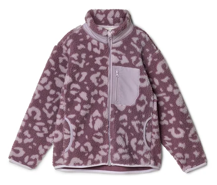 Fleecejacke in Lila mit hellviolettem Leopardenmuster, durchgehendem Reißverschluss, Stehkragen, einer Brusttasche mit Reißverschluss und zwei Seitentaschen.