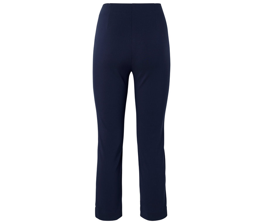 Eine marineblaue Hose ist vor einem weißen Hintergrund zu sehen.