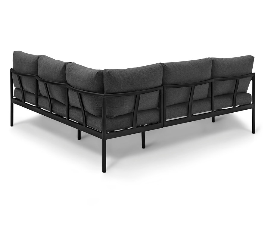 Von hinten ist ein Ecksofa mit einem schwarzen Rahmen und grauen Kissen zu sehen.
