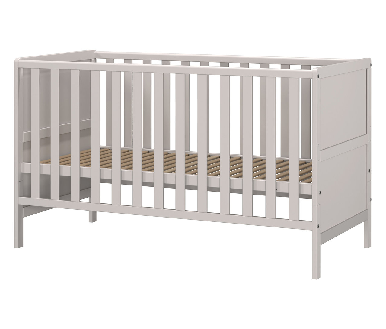 Ein graues Kinderbett mit Holzlattenrost steht auf weißem Grund.