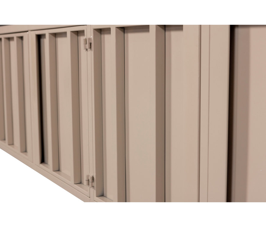 Nahaufnahme eines beigen Schranks mit vertikalen Leisten und Scharnieren.