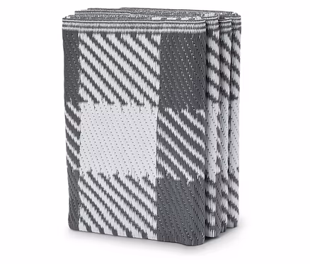 Stapel aus grau-weiß karierten Outdoor-Teppichen.