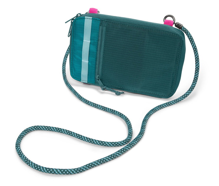 Eine grüne Umhängetasche mit blaugrünem Seilriemen liegt auf einem weißen Hintergrund.