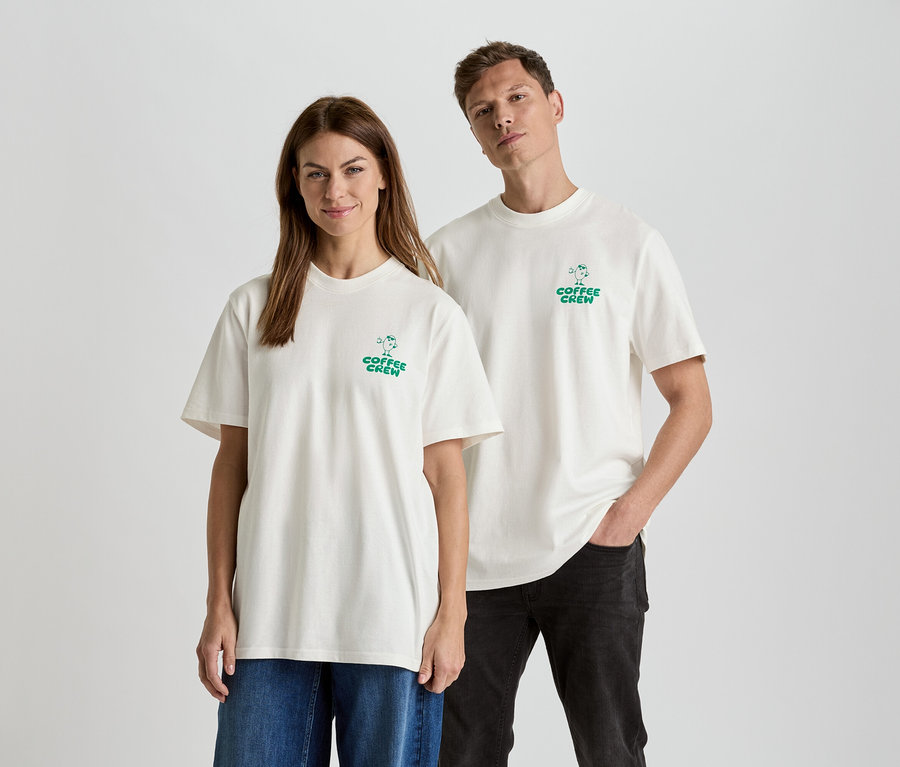 Eine Frau und ein Mann stehen nebeneinander und tragen passende T-Shirts mit der Aufschrift "Coffee Crew".