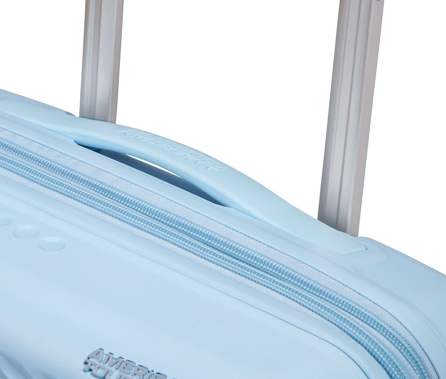 Detailansicht eines hellblauen American Tourister Koffers mit Reißverschluss und Teleskopgriff.