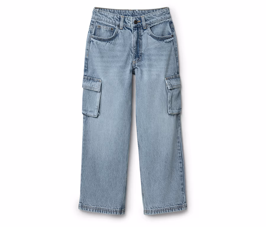 Hellblaue Jeans mit Cargotaschen auf beiden Seiten.