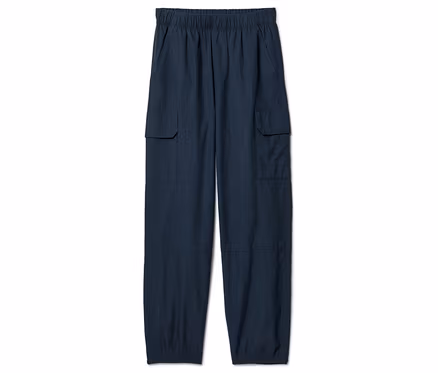Eine marineblaue Cargohose mit elastischem Bund und Taschen auf weißem Grund.