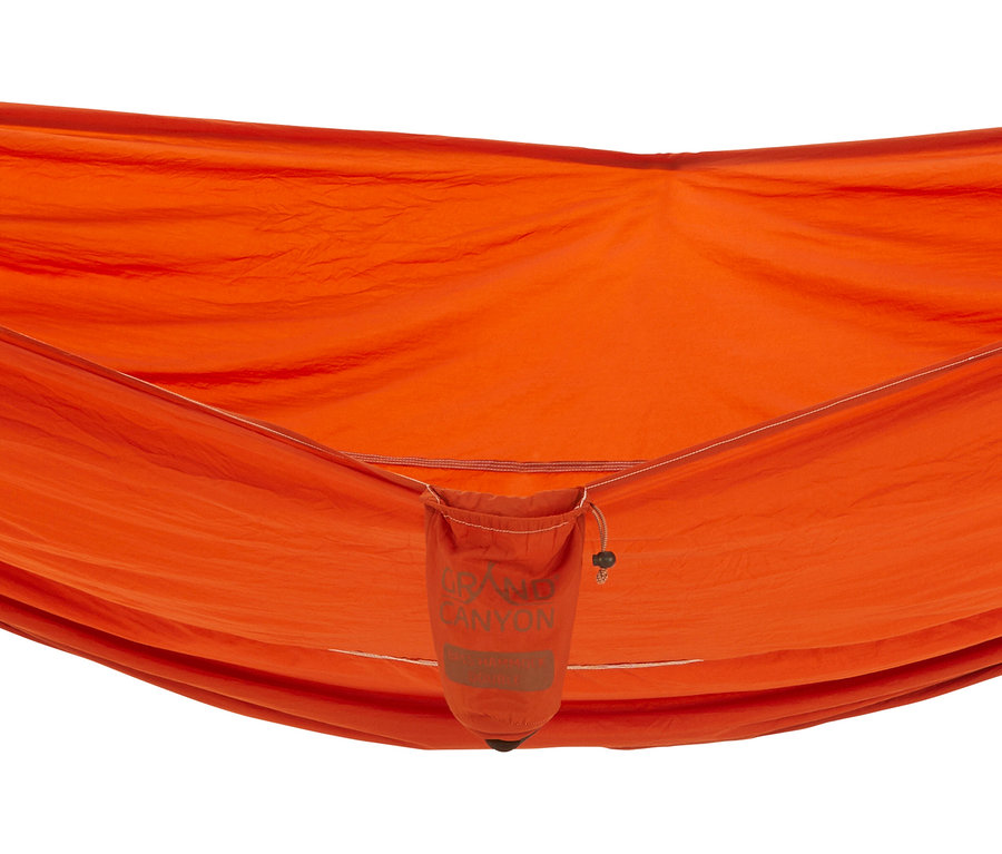 Orangefarbene Grand Canyon Doppel-Hängematte »Bass Hammock« mit Packsack hängt.