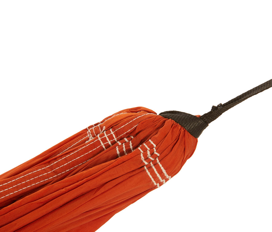 Detailaufnahme einer Grand Canyon »Bass Hammock« Doppel-Hängematte in Orange mit weißem Nahtmuster.